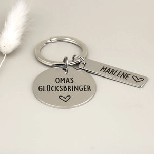 Personalisierter Schlüsselanhänger „Omas Glücksbringer“ aus Edelstahl mit einem Namensanhänger und Herz