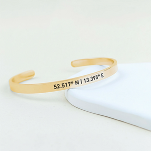 Koordinaten-Armreif in Gold mit GPS-Gravur – Geschenk für Partnerin oder Freundin