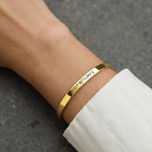 Goldener Koordinaten-Armreif mit Gravur – personalisierter Schmuck für deinen besonderen Ort