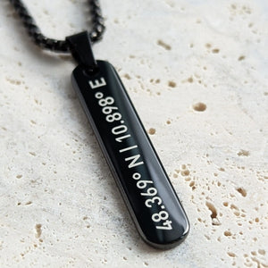 Detailfoto Stab-Anhänger mit GPS-Koordinaten – Halskette Dein Ort personalisiert