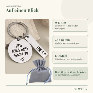 Maße und Material des personalisierten Bonus-Mama-Schlüsselanhängers aus Edelstahl mit Samtsäckchen.