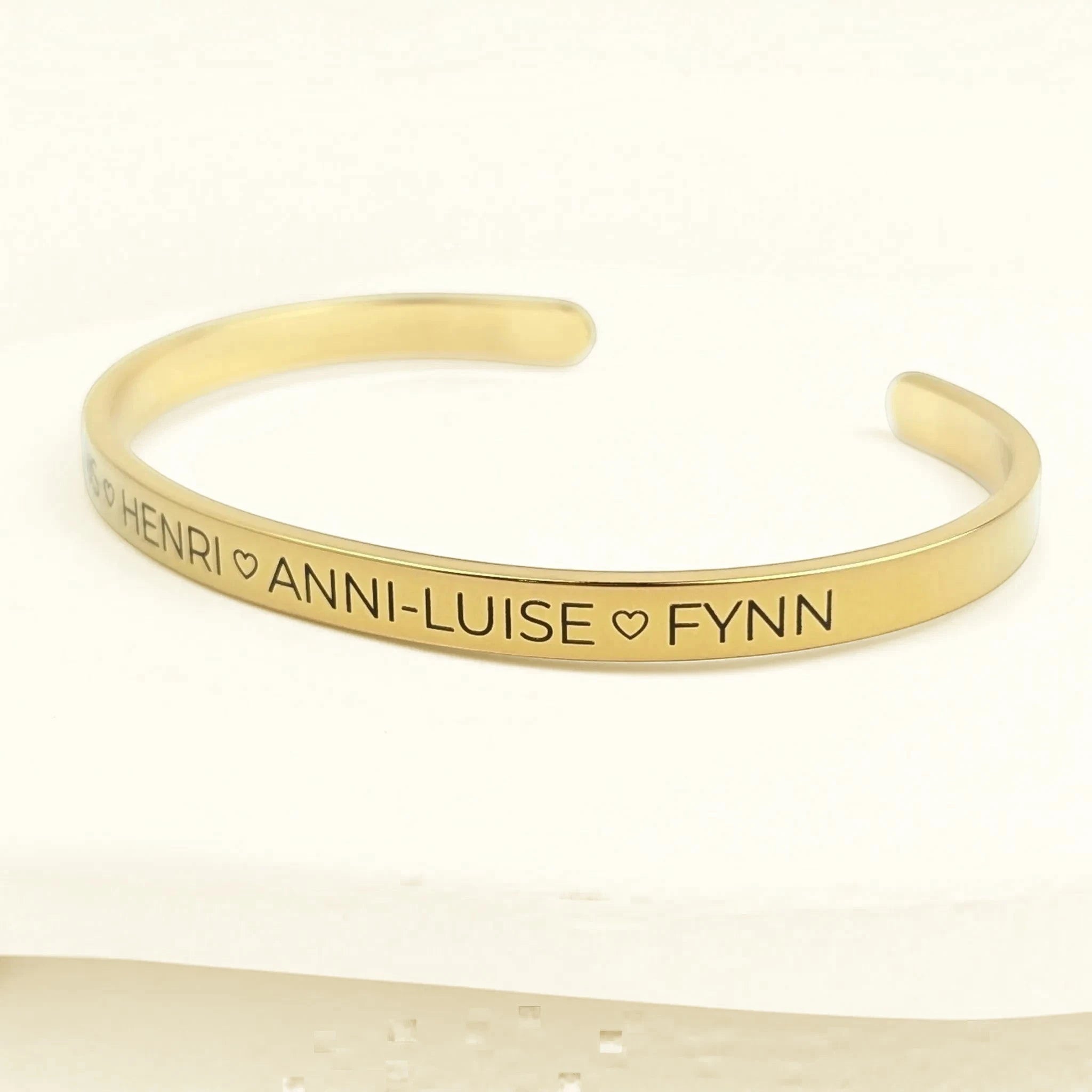 Gravur19 goldener Armreif aus Edelstahl mit Gravur von Namen und Herzen, personalisierbar