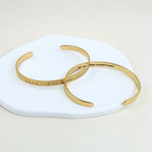 Gravur19 goldener Armreif mit Gravur für Familie, personalisierbar mit Namen und Daten, schlichtes Design aus Edelstahl.