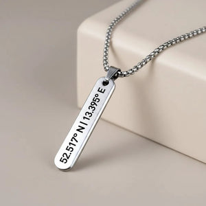 Silberne Stab-Halskette mit Wunsch-Koordinaten – personalisierter Schmuck von Gravur19