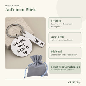 Infografik zu Maßen und Material des personalisierten Schlüsselanhängers "Diese coole Tante gehört zu": Ø 35 mm runder Anhänger, 40x10 mm Namensanhänger, hochglanzpolierter Edelstahl inklusive grauem Samtsäckchen.