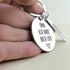Detailaufnahme des Schlüsselanhängers „Oma, ich habe dich lieb“ mit personalisiertem Namensanhänger.