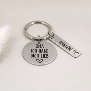 Personalisierter Schlüsselanhänger „Oma, ich habe dich lieb“ mit Namensanhänger in einer Produktansicht.