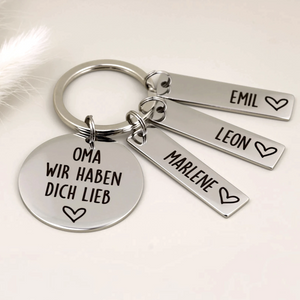 Schlüsselanhänger „Oma, wir haben dich lieb“ mit drei personalisierten Namensanhängern.