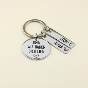 Schlüsselanhänger „Oma, wir haben dich lieb“ mit zwei Namensanhängern für Leon und Oskar.