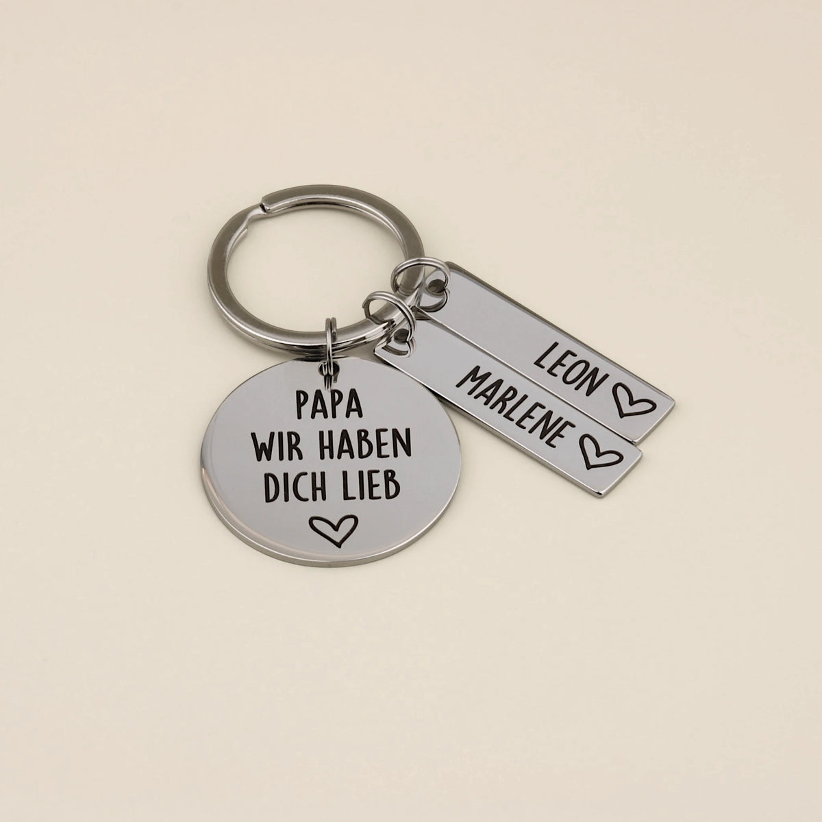 Personalisierter Papa wir haben dich lieb Schlüsselanhänger mit den Namensanhängern Leon und Marlene.