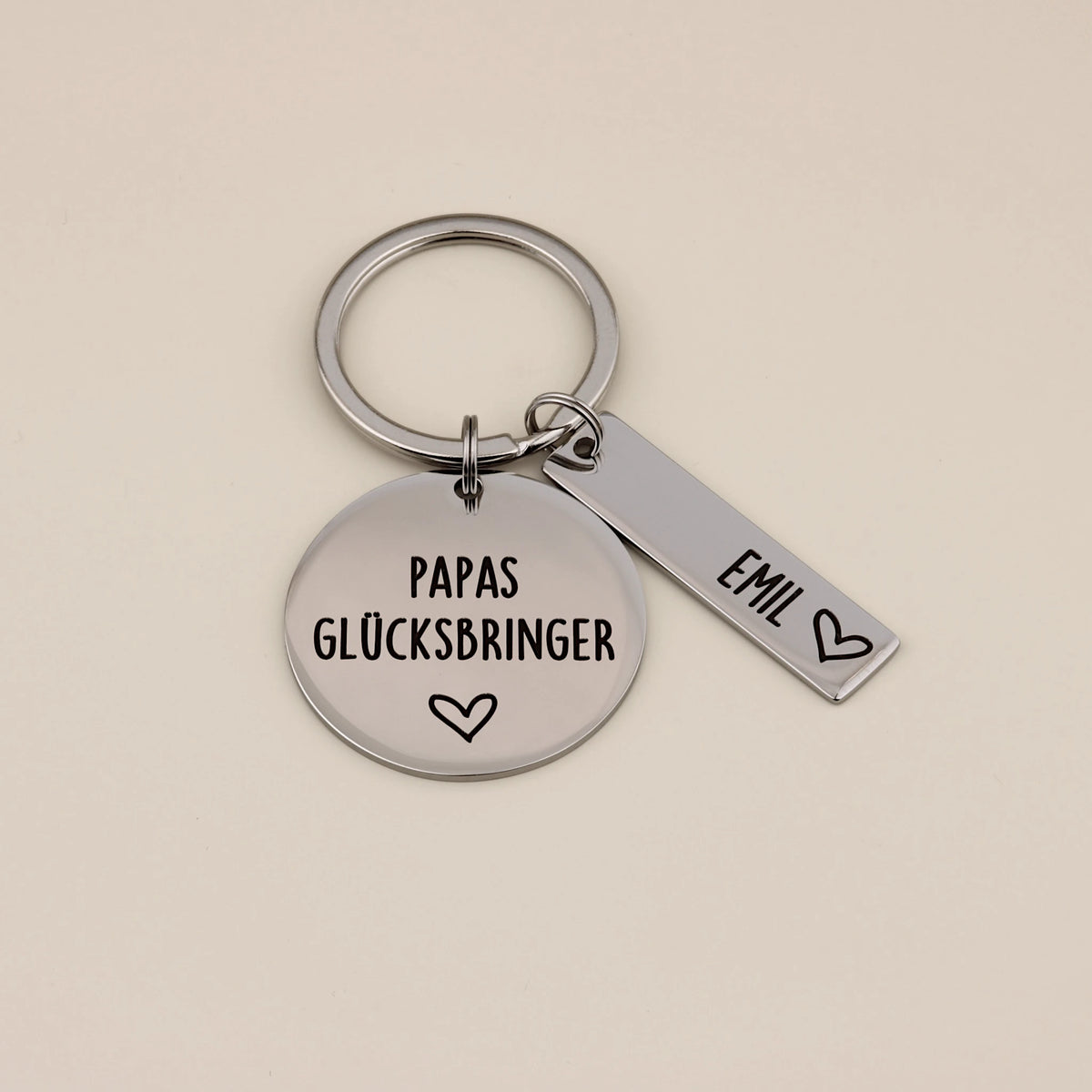 Personalisierter Schlüsselanhänger „Papas Glücksbringer“ mit Namensanhänger Emil.