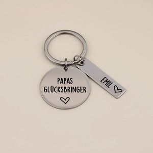 Personalisierter Schlüsselanhänger „Papas Glücksbringer“ mit Namensanhänger Emil.