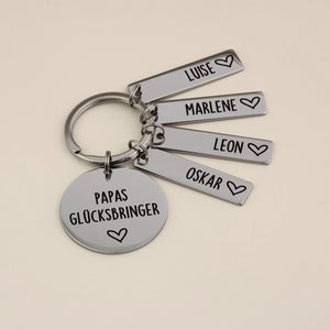 Papas Glücksbringer mit vier Namensanhängern für Luise, Marlene, Leon und Oskar.