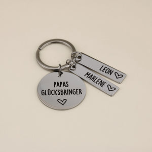 Papas Glücksbringer Schlüsselanhänger mit zwei Namensanhängern Leon und Marlene.