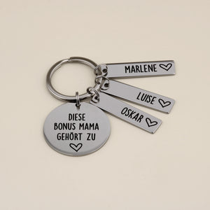 Personalisierter Bonus-Mama-Schlüsselanhänger mit drei Namensanhängern Marlene, Luise und Oskar.