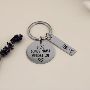 Personalisierter Bonus-Mama-Schlüsselanhänger mit Namensanhänger Emil und Lavendel.