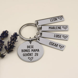 Personalisierter Bonus-Mama-Schlüsselanhänger mit vier Namensanhängern und Lavendel.