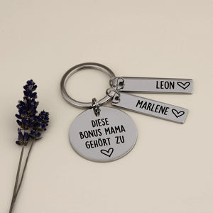 Personalisierter Bonus-Mama-Schlüsselanhänger mit zwei Namensanhängern und Lavendel.
