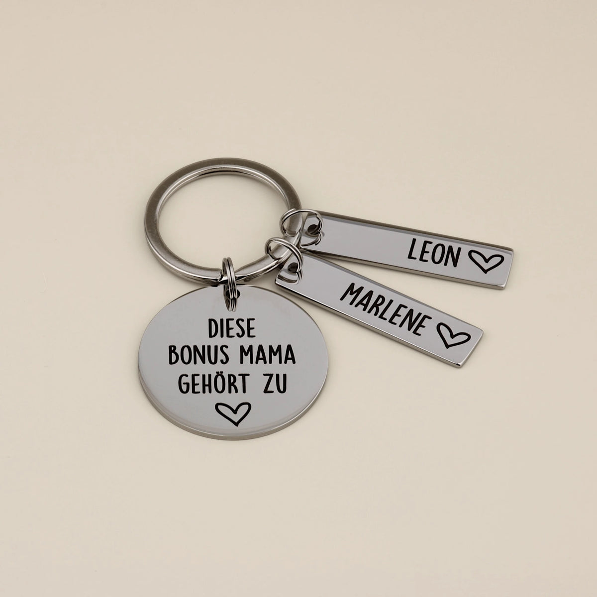 Personalisierter Bonus-Mama-Schlüsselanhänger mit zwei Namensanhängern Leon und Marlene.