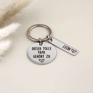 Personalisierter Schlüsselanhänger „Dieser tolle Papa gehört zu“ mit Namensanhänger Leon.