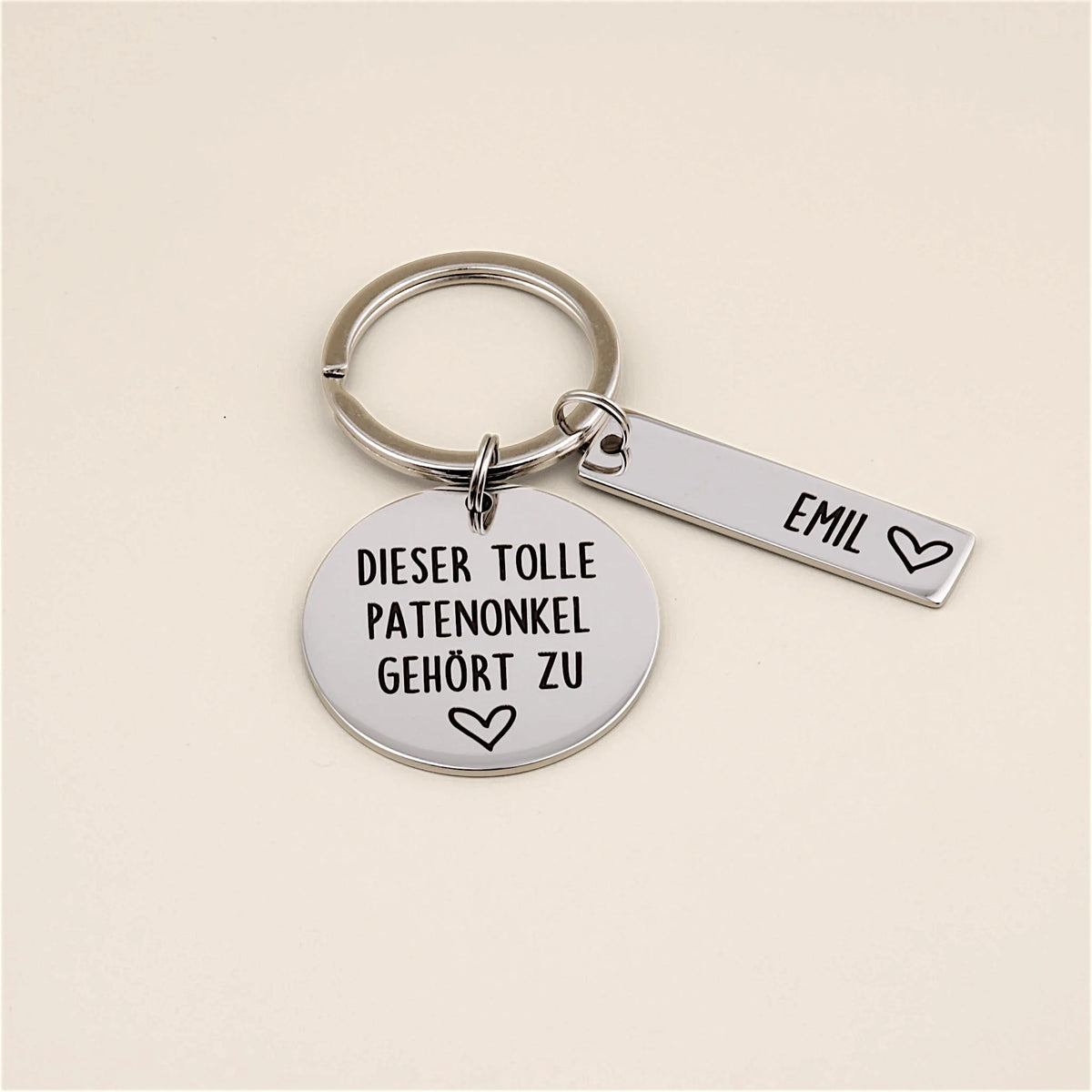 Personalisierter Schlüsselanhänger „Dieser tolle Patenonkel gehört zu“ mit Namensanhänger Emil.
