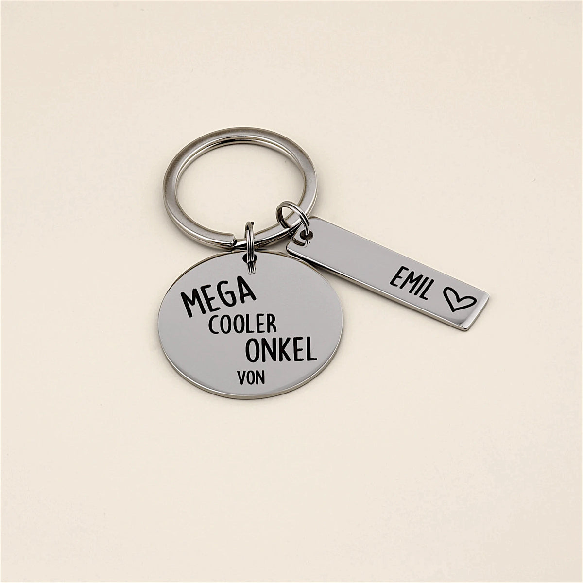 Personalisierter Schlüsselanhänger „Mega cooler Onkel von“ mit Namensanhänger Emil.
