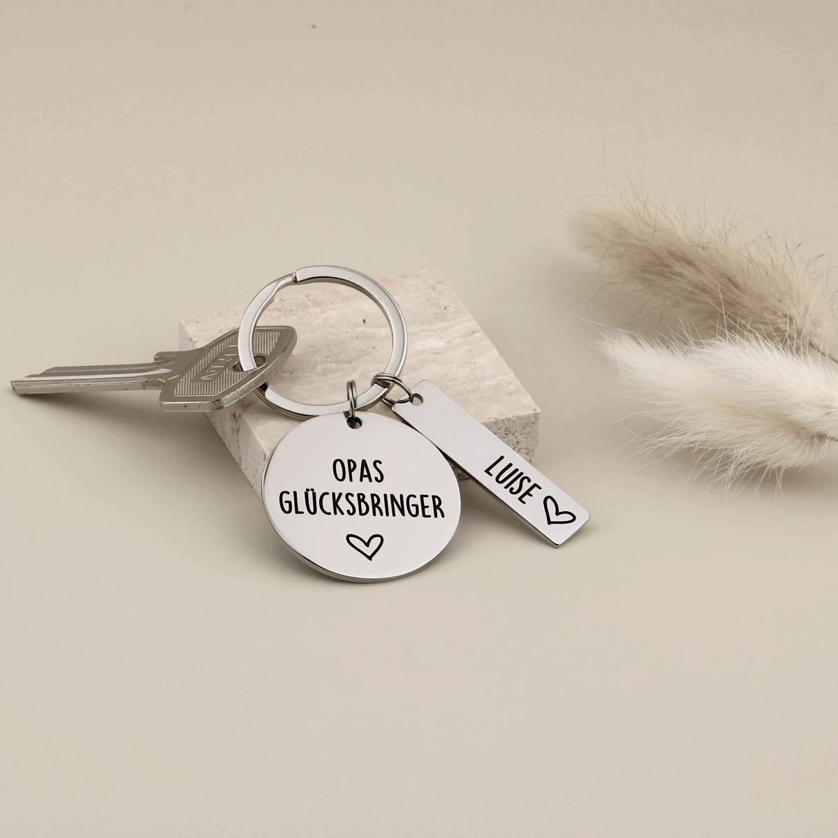 Schlüsselbund mit personalisiertem Anhänger „Opas Glücksbringer“ und Namensanhänger Luise.