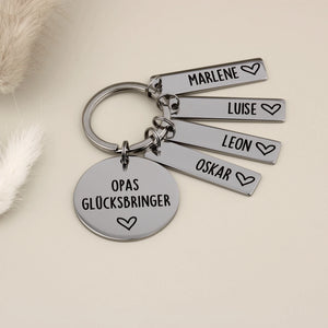 Dekorative Ansicht des Schlüsselanhängers „Opas Glücksbringer“ mit vier Namensanhängern.