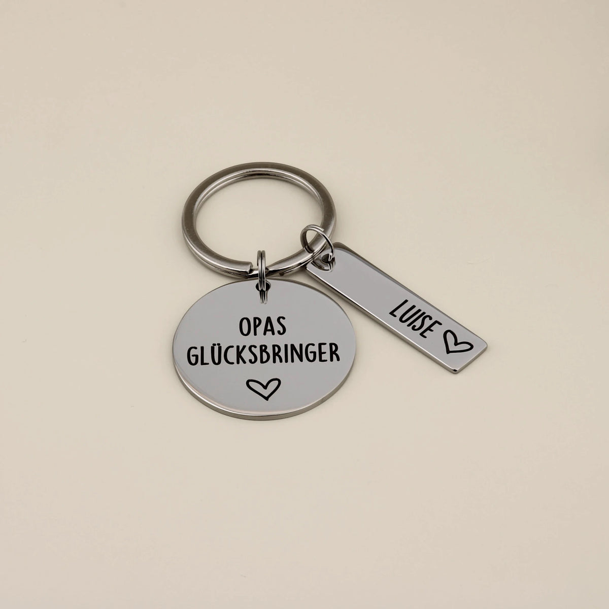 Personalisierter Schlüsselanhänger „Opas Glücksbringer“ mit einem Namensanhänger Luise.