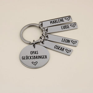 Personalisierter Schlüsselanhänger „Opas Glücksbringer“ mit vier gravierten Namensanhängern.