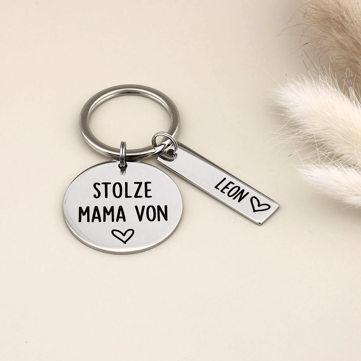 Personalisierter Schlüsselanhänger „Stolze Mama von“ mit Namensanhänger Leon.