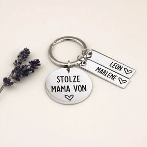 Schlüsselanhänger „Stolze Mama von“ mit den Namen Leon und Marlene neben Lavendel.
