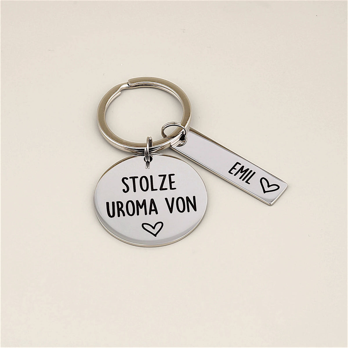 Personalisierter Schlüsselanhänger „Stolze Uroma von“ mit Namensanhänger Emil.