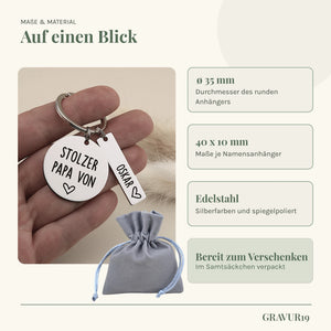 Infografik zu Maßen, Edelstahl und Samtsäckchen des personalisierten Stolzer Papa von-Schlüsselanhängers.