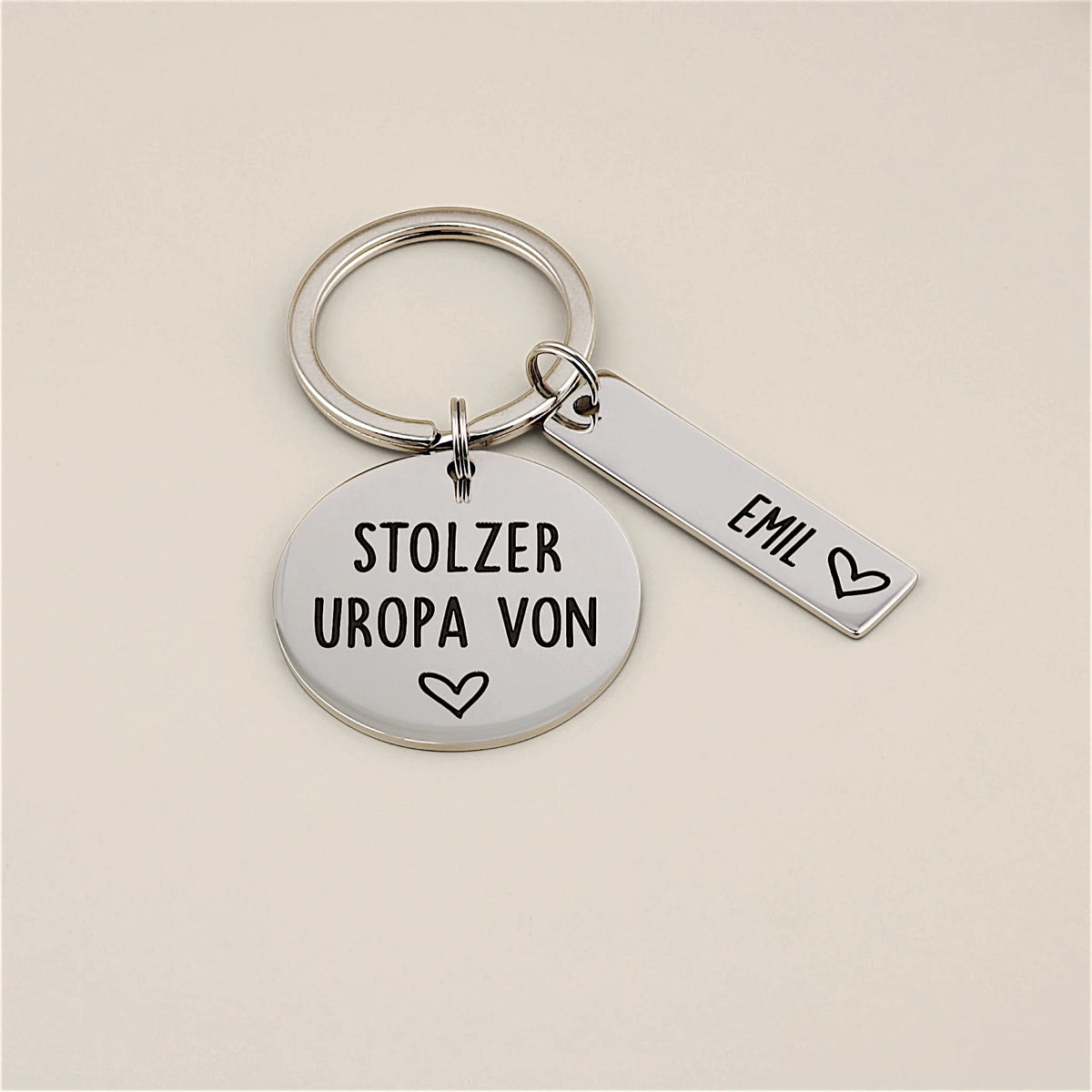 Personalisierter Schlüsselanhänger „Stolzer Uropa von“ mit Namensanhänger Emil.
