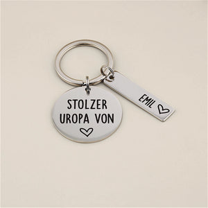Personalisierter Schlüsselanhänger „Stolzer Uropa von“ mit Namensanhänger Emil.