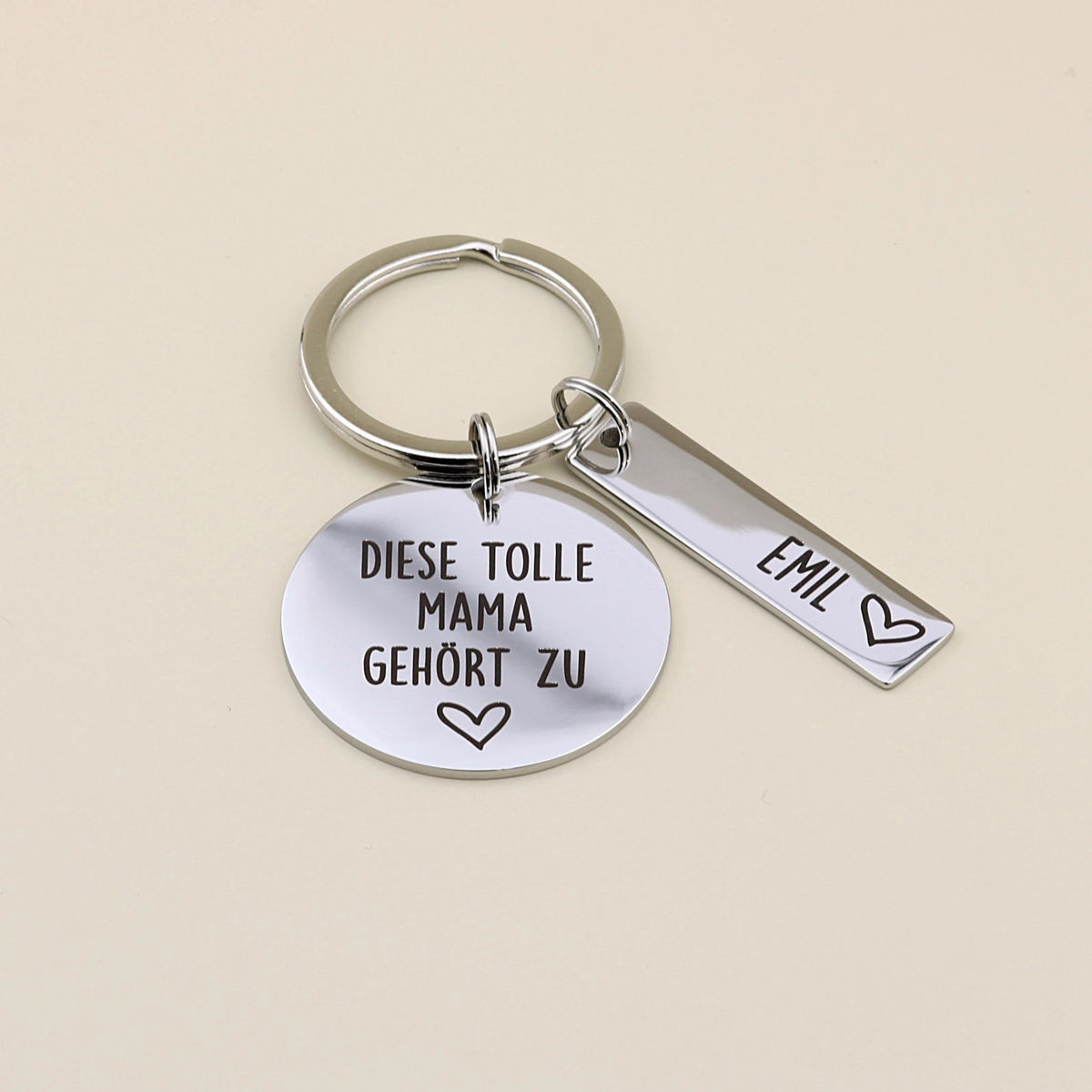 Schlüsselanhänger „Diese tolle Mama gehört zu“ mit einem Namensanhänger für Emil.