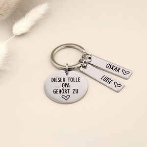 Schlüsselanhänger „Dieser tolle Opa gehört zu“ mit den Namensanhängern Oskar und Luise.