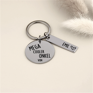 Schlüsselanhänger „Mega cooler Onkel von“ mit Namensanhänger Emil und heller Dekoration.