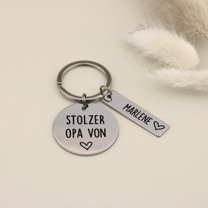 Personalisierter Stolzer Opa-Schlüsselanhänger mit einem Namensanhänger und heller Trockenblumen-Dekoration.