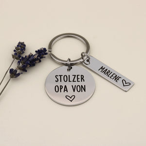 Schlüsselanhänger für Stolzer Opa mit einem Namensanhänger neben Lavendel auf hellem Hintergrund.