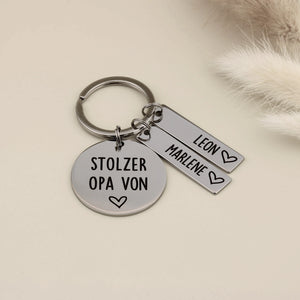 Opa-Schlüsselanhänger mit Gravur „Stolzer Opa von“ und zwei personalisierten Namensanhängern.