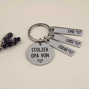 Stolzer Opa-Schlüsselanhänger mit drei Namensanhängern und Lavendel als dekorativem Akzent.