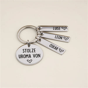 Schlüsselanhänger „Stolze Uroma von“ mit drei personalisierten Namensanhängern.