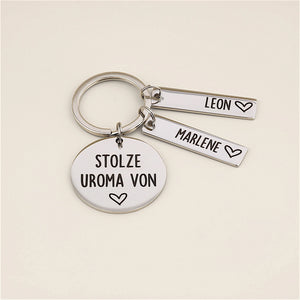 Schlüsselanhänger „Stolze Uroma von“ mit den Namensanhängern Leon und Marlene.