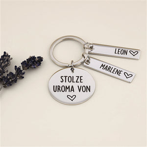 Schlüsselanhänger „Stolze Uroma von“ mit zwei Namensanhängern und Lavendeldekoration.