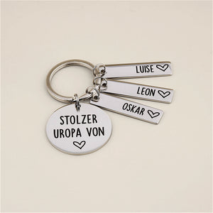 Schlüsselanhänger „Stolzer Uropa von“ mit drei personalisierten Namensanhängern.