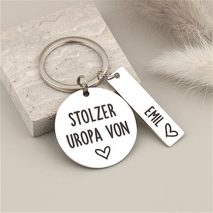 Detailansicht des Schlüsselanhängers „Stolzer Uropa von“ mit Namensanhänger Emil.