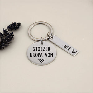 Schlüsselanhänger „Stolzer Uropa von“ mit Namensanhänger Emil neben Lavendel.