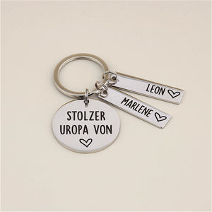 Schlüsselanhänger „Stolzer Uropa von“ mit den Namensanhängern Leon und Marlene.